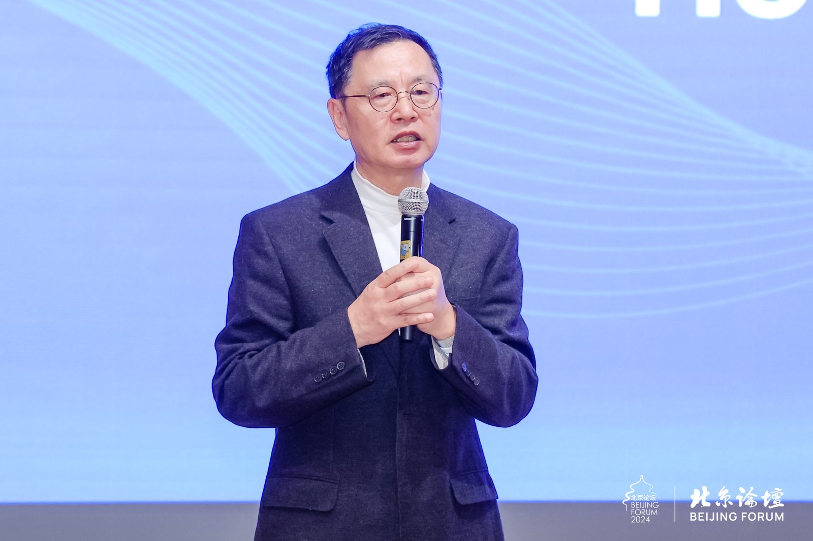 099be246f8e94a8facddc10ffdd5dc57.jpg 王缉宪发表演讲.jpg
