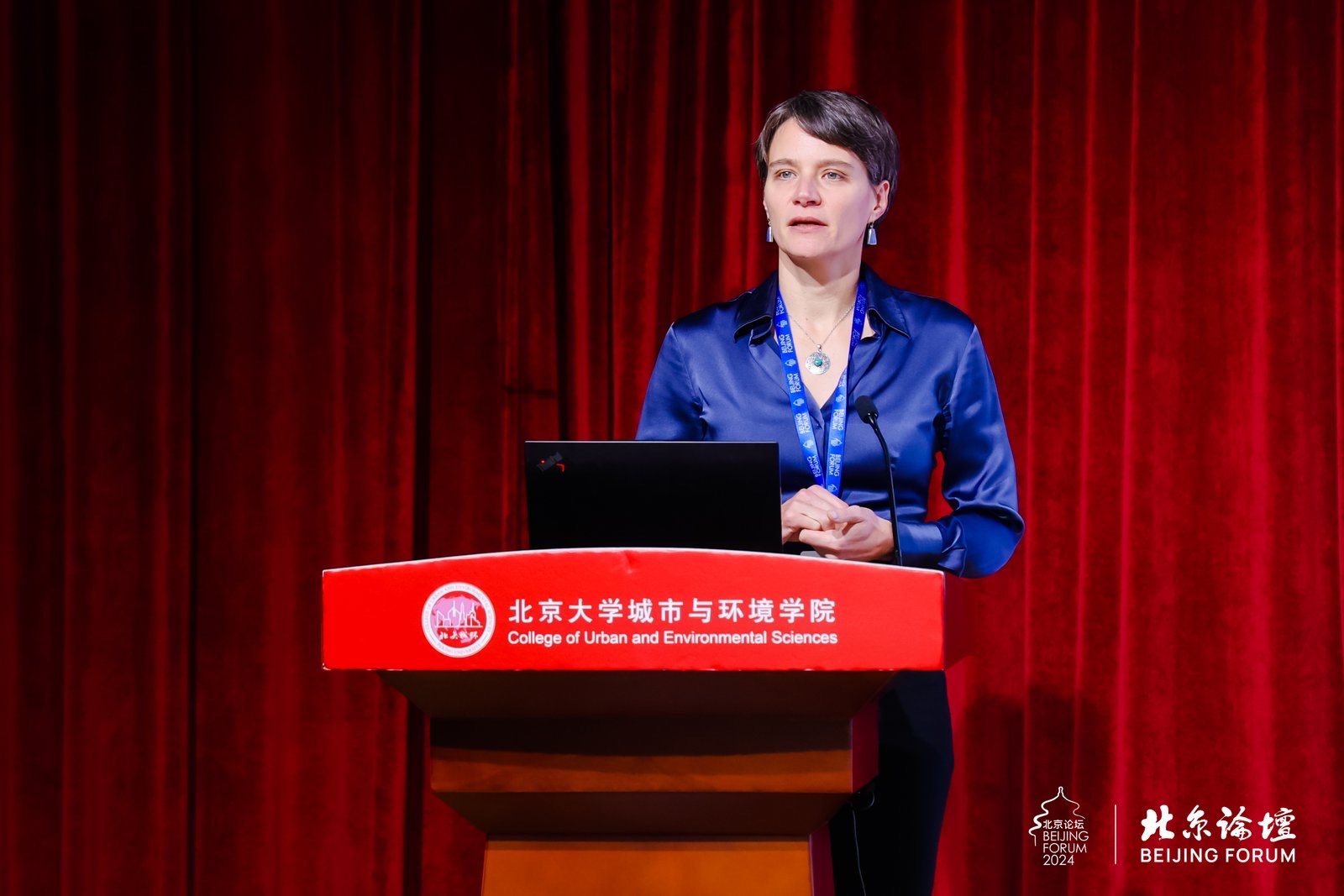 c06e950bd51448559bae1cc46f279ddb.jpg Urda Eichhorst发表演讲.jpg
