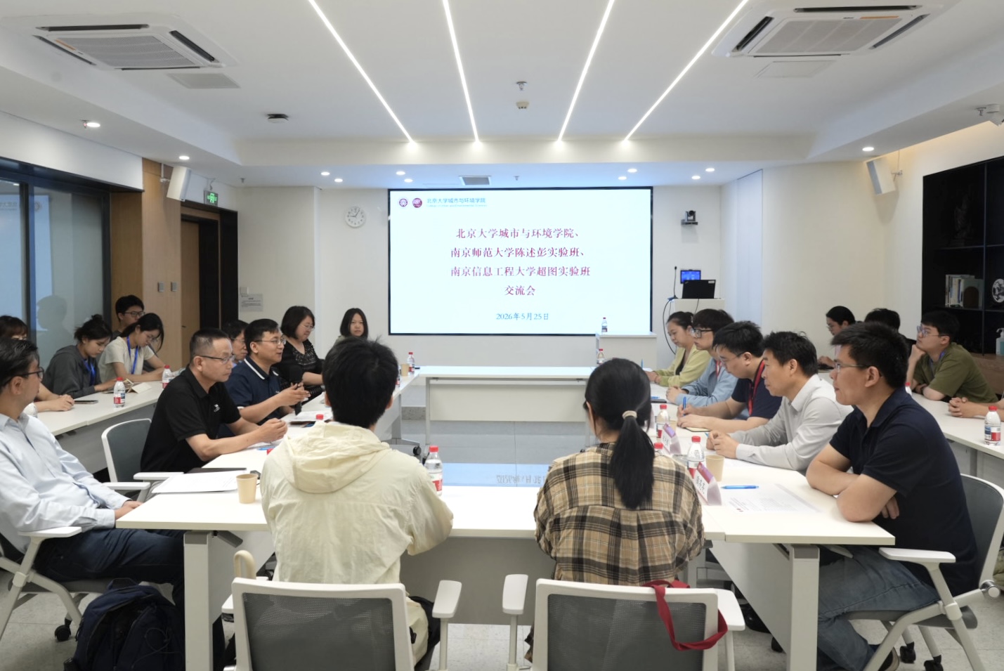 会议现场1.jpg 会议现场1.jpg